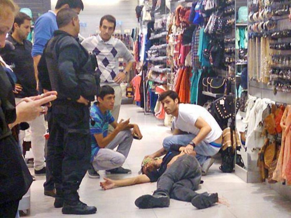Caos y descontrol en plena peatonal C�rdoba por una pelea entre bandas de j�venes