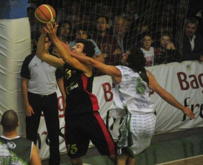Central estir� la paternidad y pas� a semifinales de la Liga Provincial de B�squet