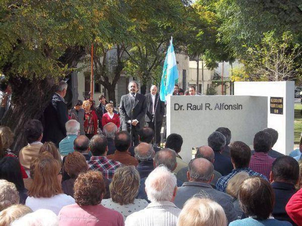 Emotivo homenaje a Alfonsn y la democracia