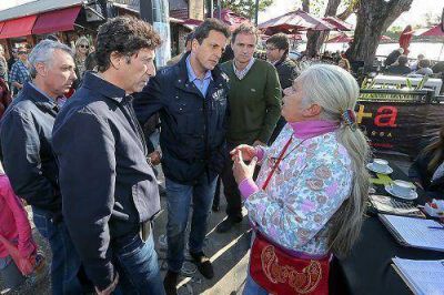Massa: algunos se encierran en las Universidades, nosotros salimos a la calle a hablar con la gente