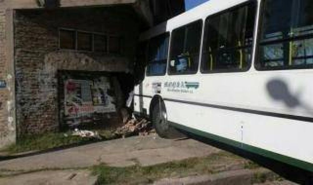  Dock Sud: Colectivo se incrust� en una casa y hay 14 heridos