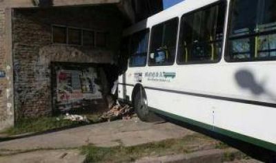  Dock Sud: Colectivo se incrust� en una casa y hay 14 heridos