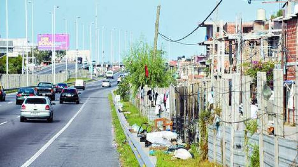 Peligro en la autopista Illia por el crecimiento de la Villa 31