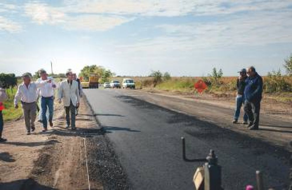 Pavimentan el acceso al balneario de Aldea Valle Mar�a