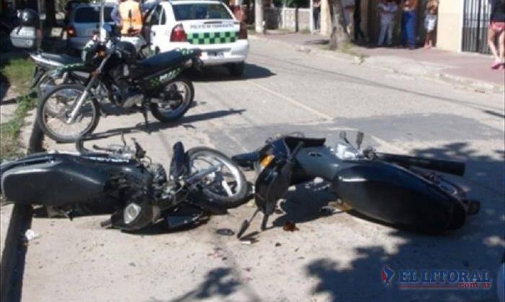 Motociclista choc� contra un semirremolque estacionado