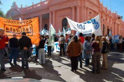 Estatales y Gobierno se acercan ante el reclamo de precarizados