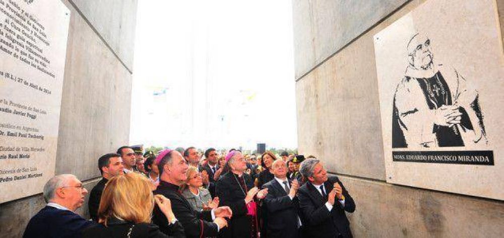 El puente �Monse�or Francisco Miranda� simboliza la unidad