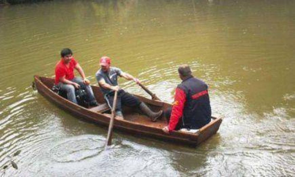 Tras la tragedia, vecinos de Acaragua cruzan el arroyo en canoa