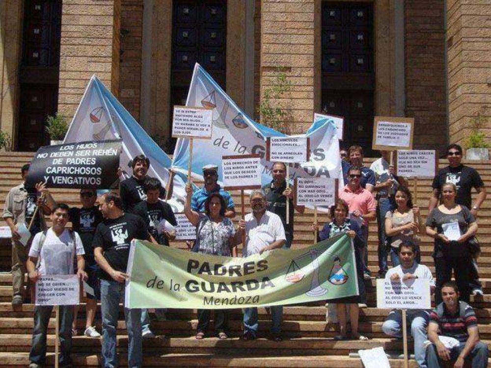 Padres protestaron por las demoras de la Justicia Familiar