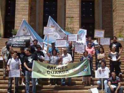 Padres protestaron por las demoras de la Justicia Familiar