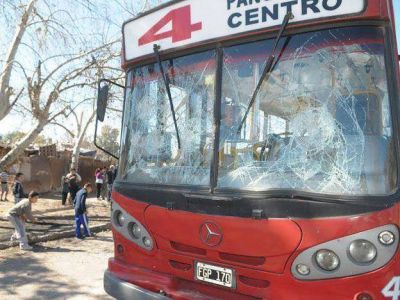 V�ndalos destruyen un centenar de vidrios de colectivos por semana