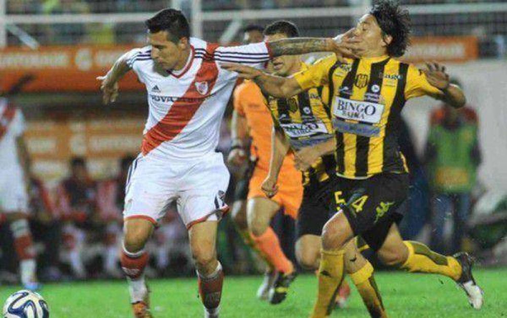 Con el empate, Olimpo dej� a River sin punta
