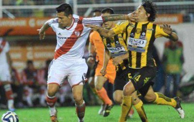 Con el empate, Olimpo dej� a River sin punta