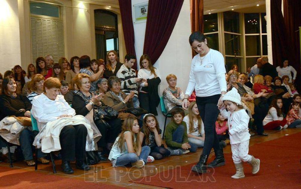 Desfile y artesan�as por los 19 a�os de Ilusiones