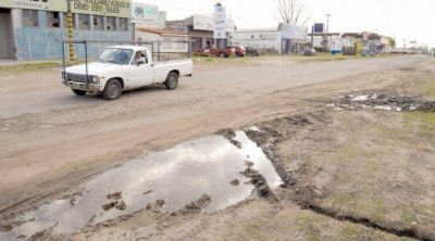La colectora de la Ruta 7, intransitable por el deterioro y los enormes baches