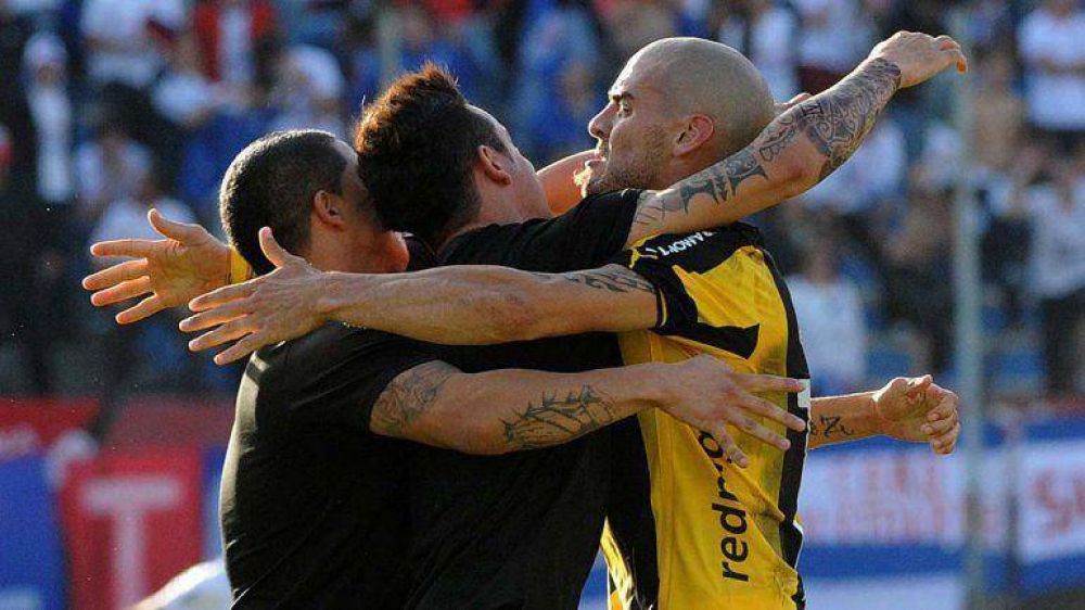 Pe�arol aplast� a Nacional en el Supercl�sico uruguayo