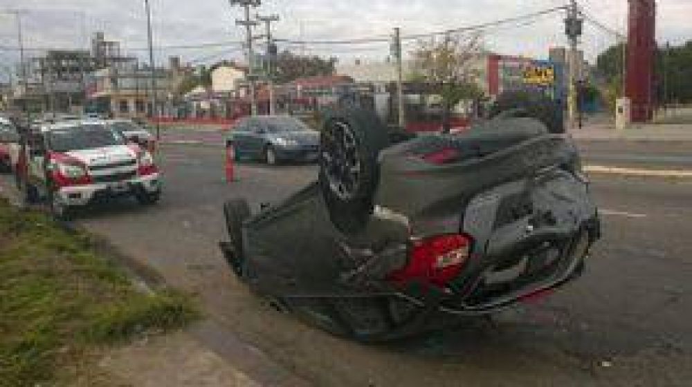 Chocaron, bajaron a golpearse y atacaron a un polic�a en C�rdoba