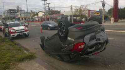 Chocaron, bajaron a golpearse y atacaron a un polic�a en C�rdoba