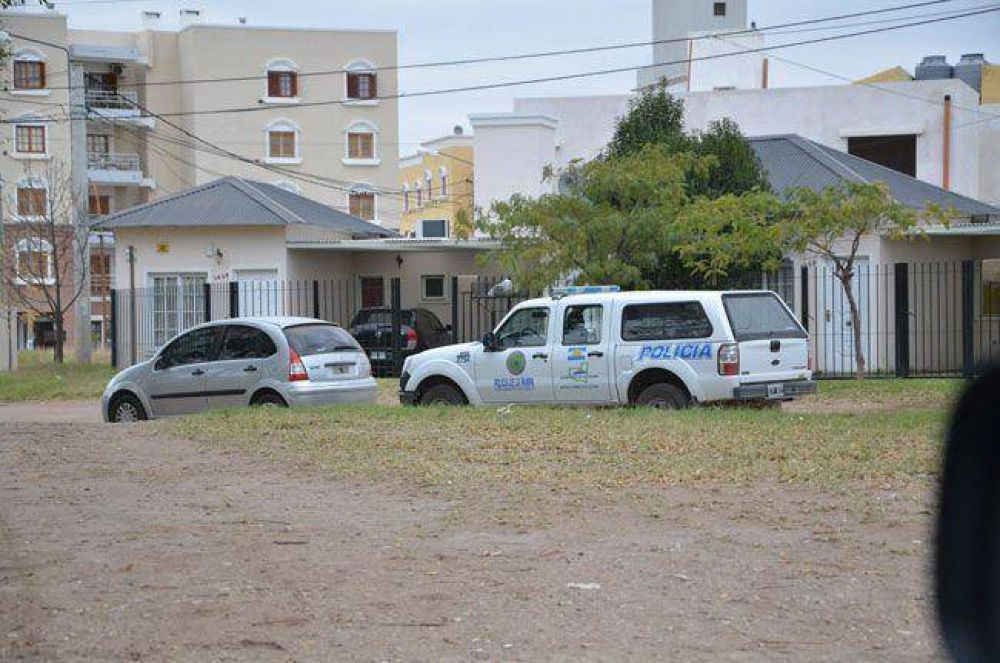 Un hombre fue apu�alado: estaba durmiendo y sorprendi� a dos intrusos en su casa