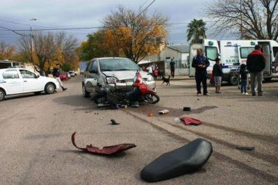 Dos adolescentes hospitalizados. La moto en que viajaban qued� pr�cticamente destruida