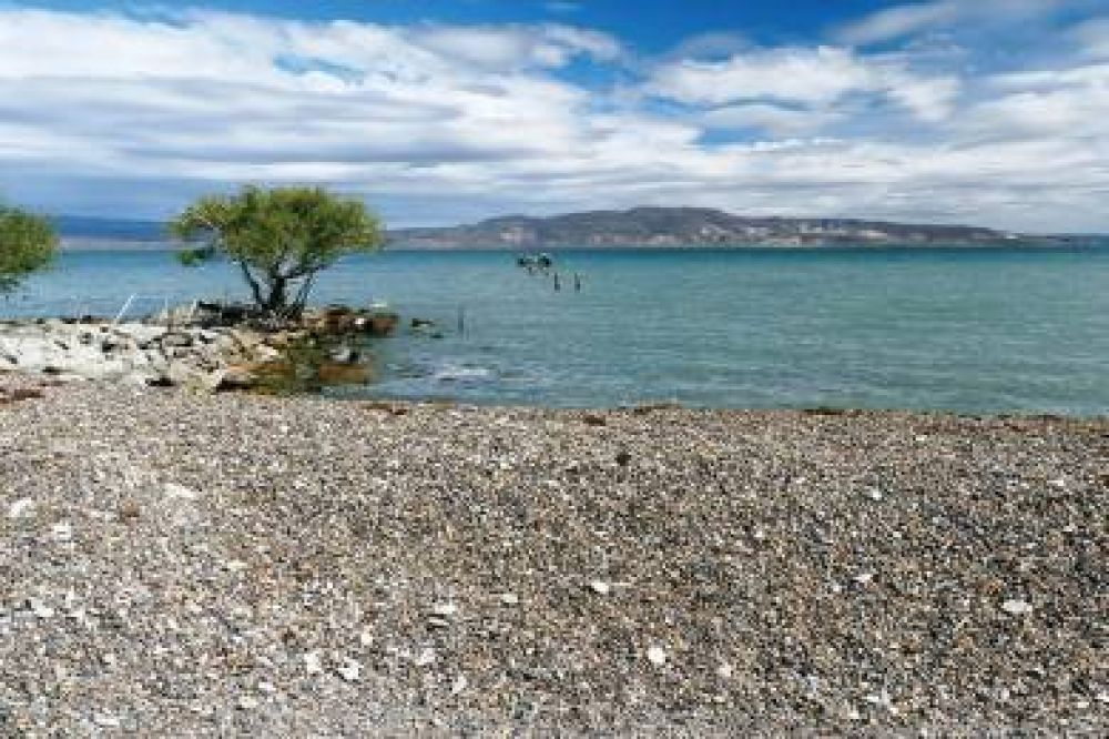 Desesperada b�squeda de dos pescadores comodorenses en el Lago Musters