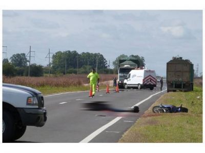 Un motociclista muri� arrollado por un cami�n en la ruta 18