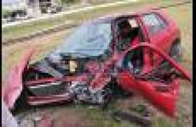 Un auto se estrell� contra una garita de colectivo, en Oro Verde