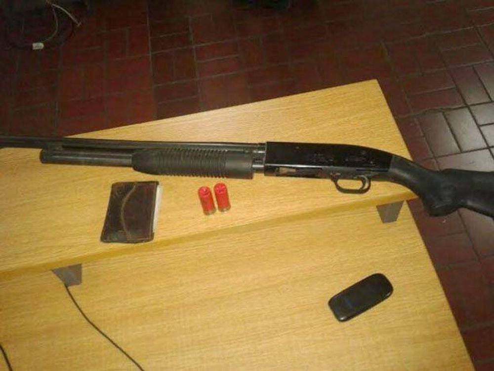 Escap� de la Polic�a y en el camino tir� una campera con una escopeta, cartuchos y sus documentos