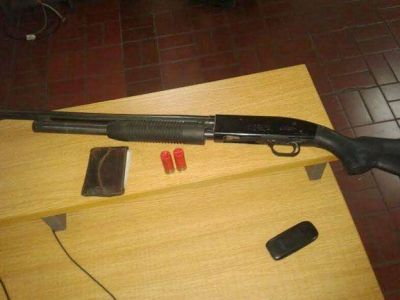 Escap� de la Polic�a y en el camino tir� una campera con una escopeta, cartuchos y sus documentos