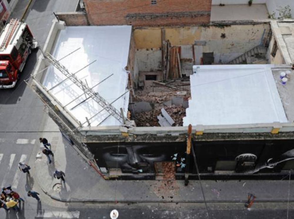 Se derrumb� el techo de una obra en pleno centro y casi desata una tragedia