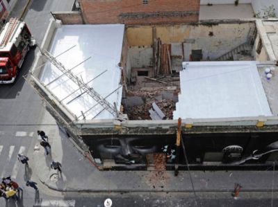 Se derrumb� el techo de una obra en pleno centro y casi desata una tragedia