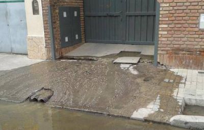 Vecinos preocupados por un desborde cloacal