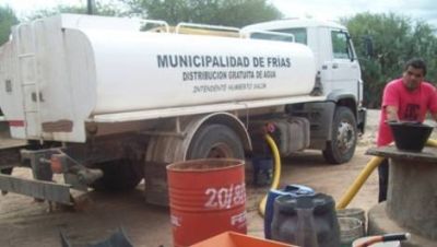 La Municipalidad de Fr�as abastece de agua a familias catamarque�as