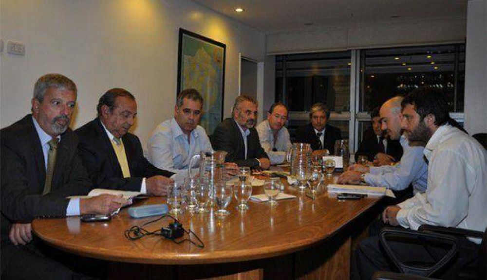 S�nchez e intendentes firmaron acta por conflicto pesquero en El Rinc�n