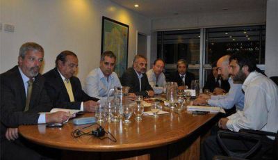 S�nchez e intendentes firmaron acta por conflicto pesquero en El Rinc�n