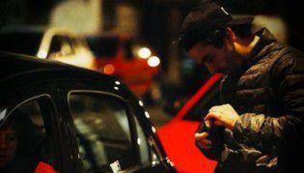 Trapitos cobran 100 pesos el estacionamiento en Palermo