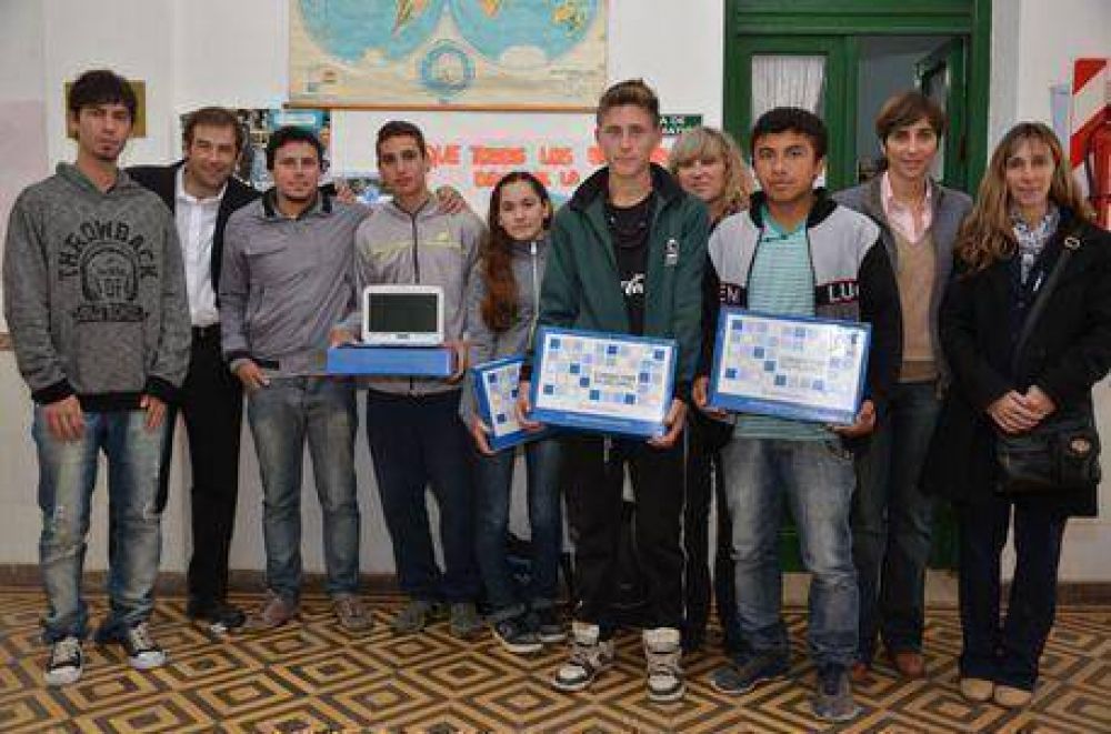 Se entregaron netbooks en la Escuela de Educaci�n Agropecuaria N� 1