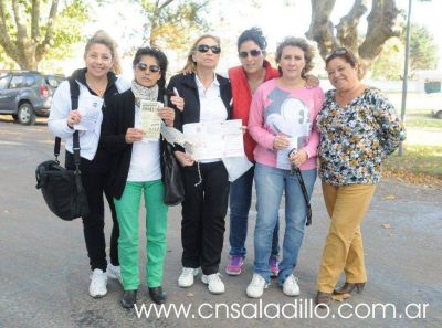 Integrantes de la Comisi�n de la Mujer de la UCR repartieron folletos para concientizar sobre la prevenci�n de la salud en las mujeres