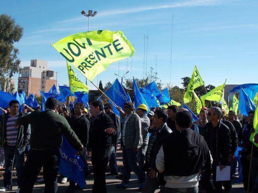 Sorpresiva movilizaci�n conjunta de UOCRA, Camioneros y el gremio de los petroleros