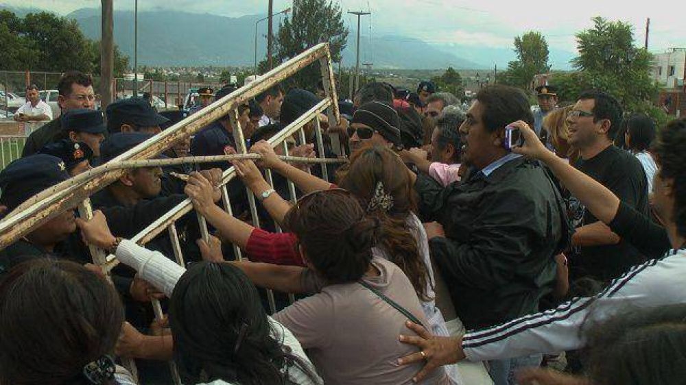 SE ENFRENTAN DOCENTES CON LA POLIC�A EN CASA DE GOBIERNO