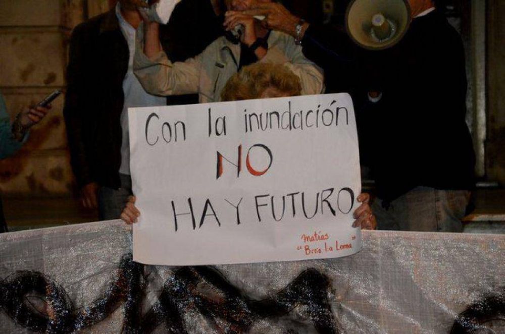 Vecinos inundados marcharon hacia el palacio municipal