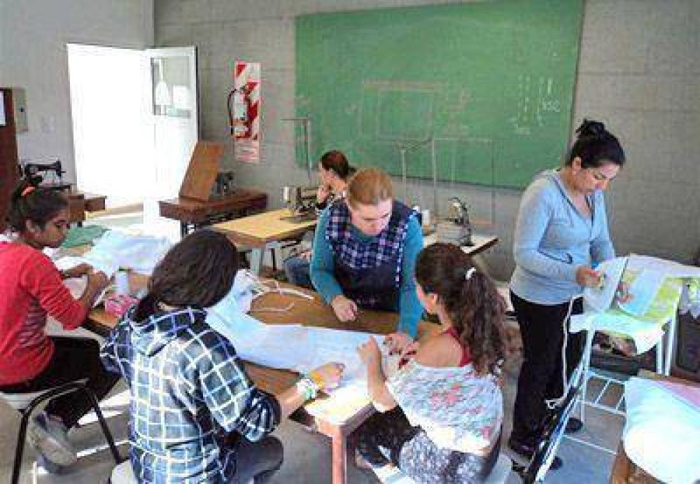 Con �xito se desarrolla el taller de confecci�n en la sede del Envi�n