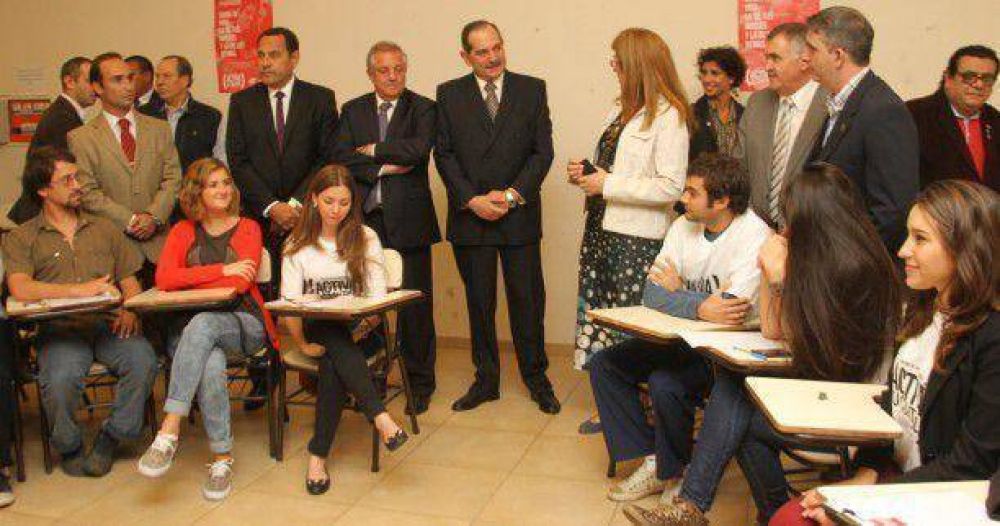 Alperovich: �Cuando la sociedad y los j�venes se comprometen se logran grandes cambios�