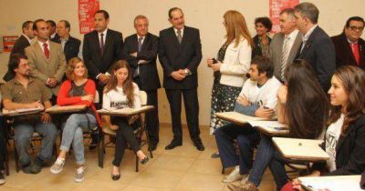 Alperovich: �Cuando la sociedad y los j�venes se comprometen se logran grandes cambios�