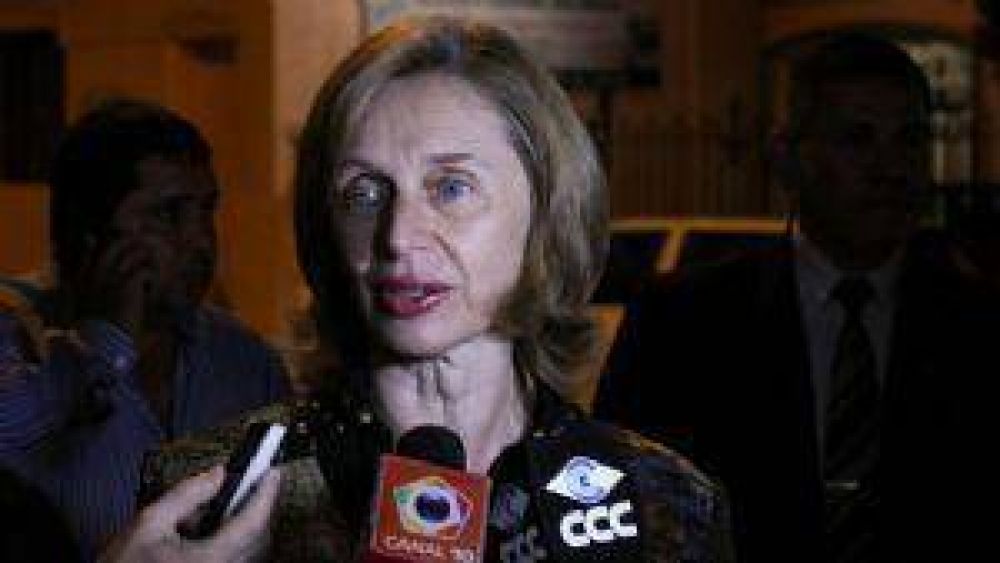 Rojk�s no confirm� su candidatura a gobernadora en 2015
