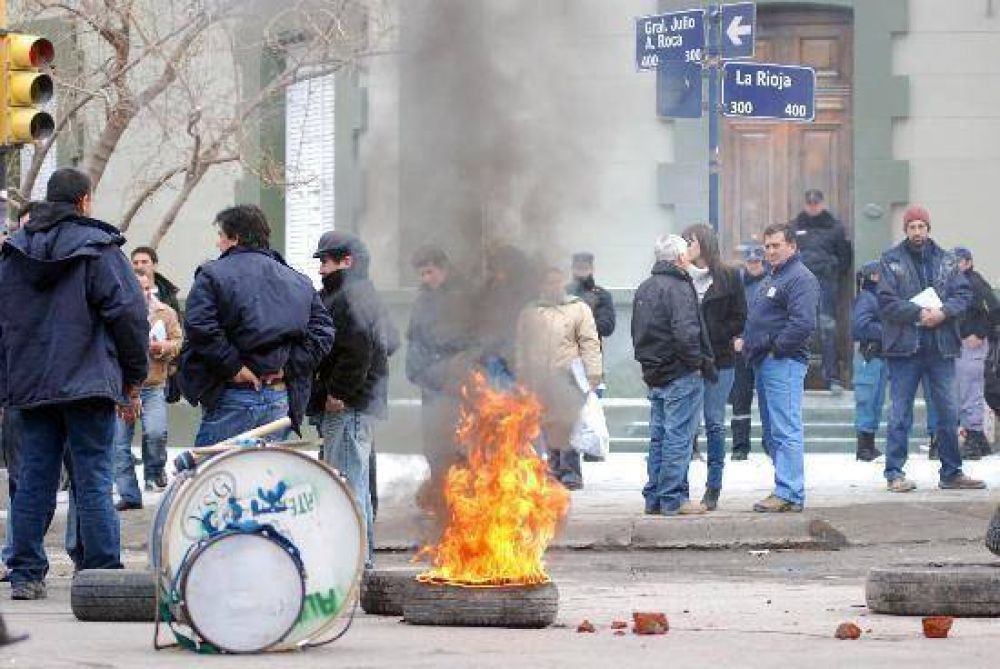 Comienza las indagatorias a los polic�as que reclamaron en Viedma