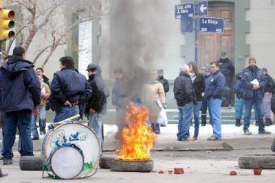 Comienza las indagatorias a los polic�as que reclamaron en Viedma
