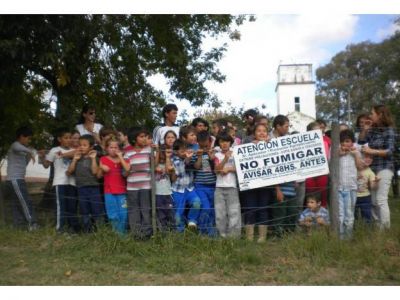 Colocaron otro cartel para proteger a una escuela de las fumigaciones