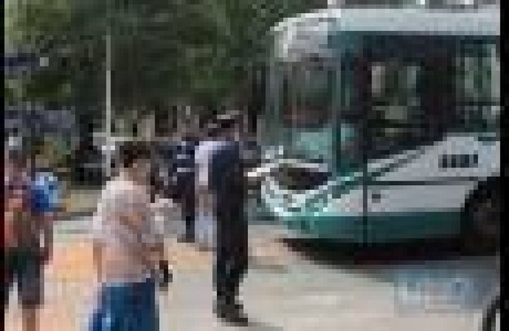 Un colectivo choc� a un ni�o en Laprida y Santiago del Estero
