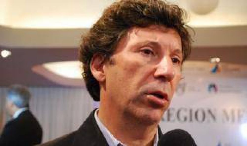Intendente Posse impulsa ley para combatir el Bullying